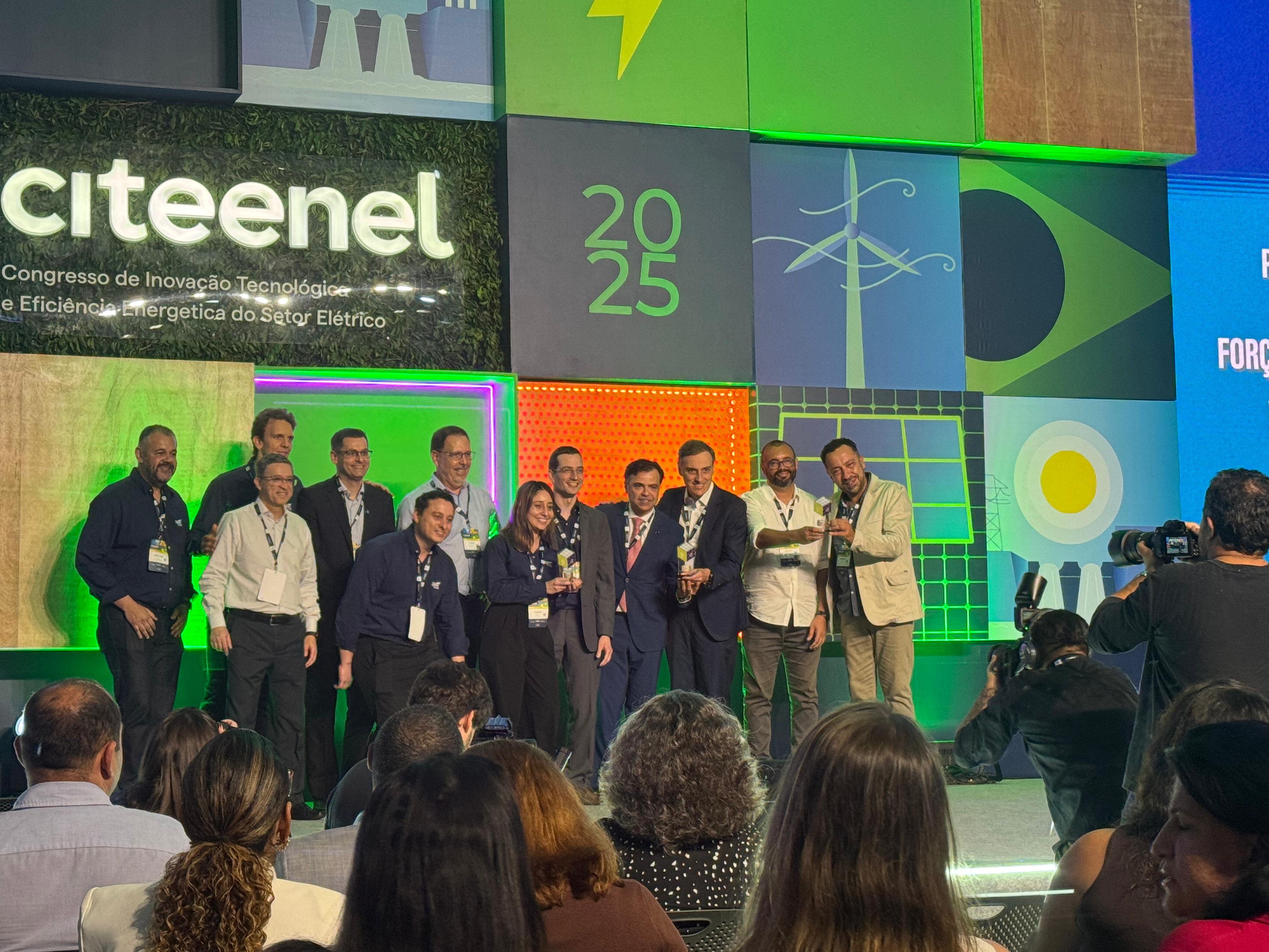 Equipe do Grupo Pacto no palco de premiação do CITEENEL 2025